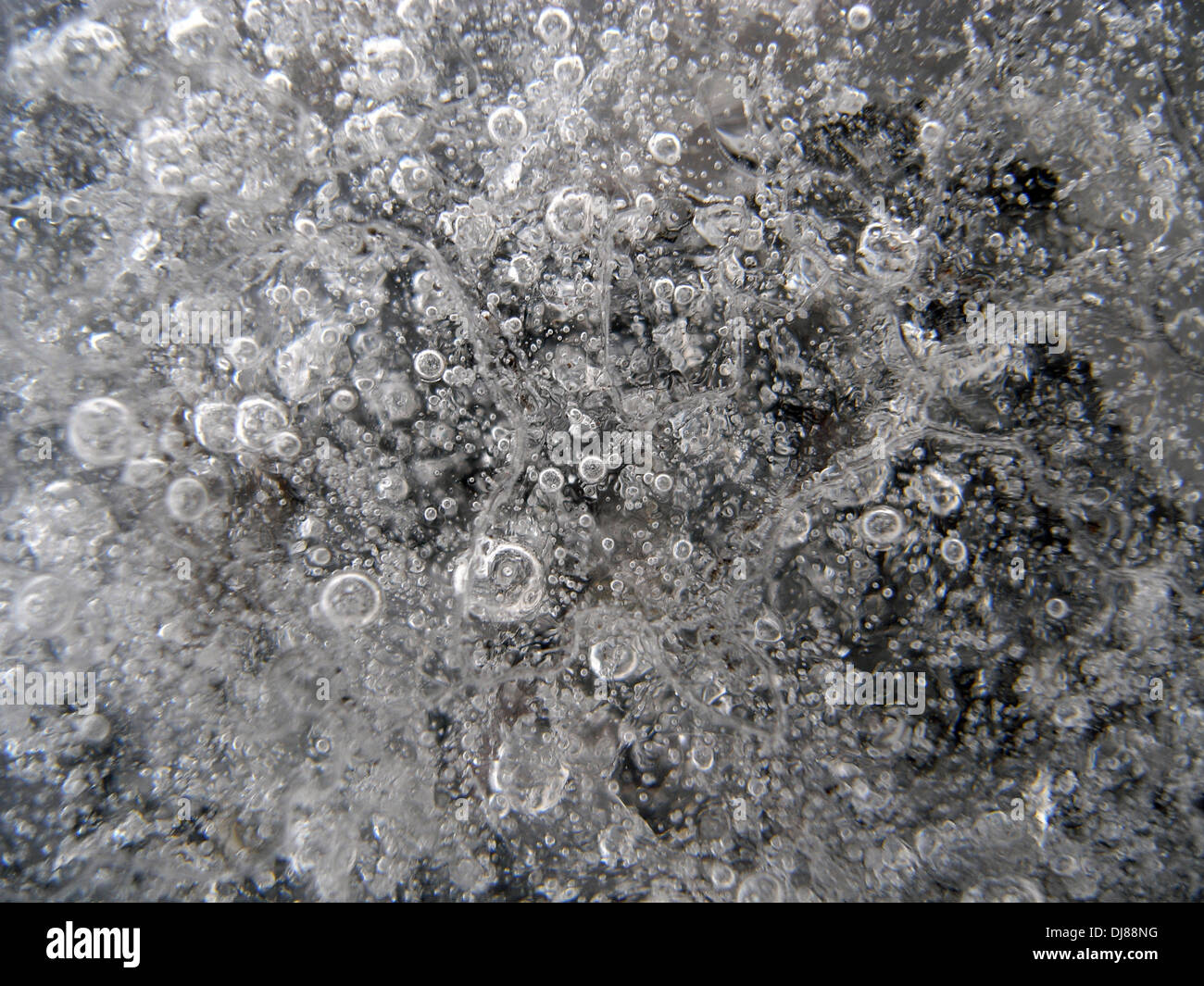 Colpo di ghiaccio attraverso con bolle di aria, Jokulsarlon, Vatnajokull National Park, Islanda Foto Stock