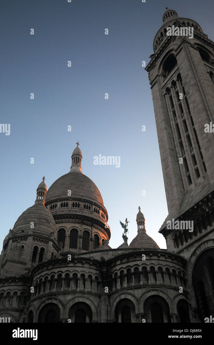 Nel tardo pomeriggio luce sulle cupole della basilica del Sacré Coeur e Montmartre, Parigi, Francia Foto Stock