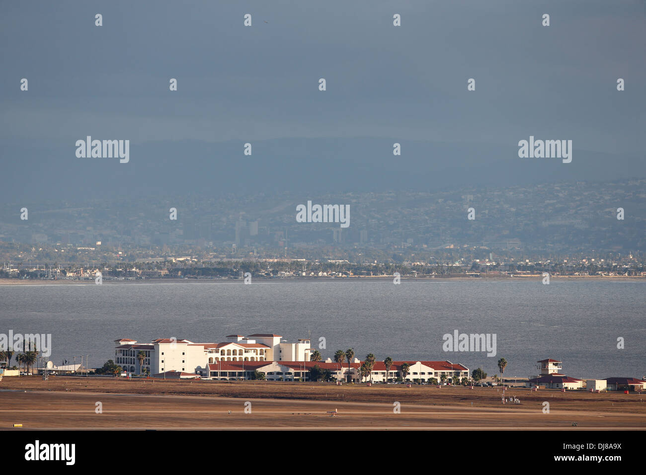 Una vista di North Island Naval Air Station in San Diego California con le colline di Tijuana, Messico visibile in background. Foto Stock