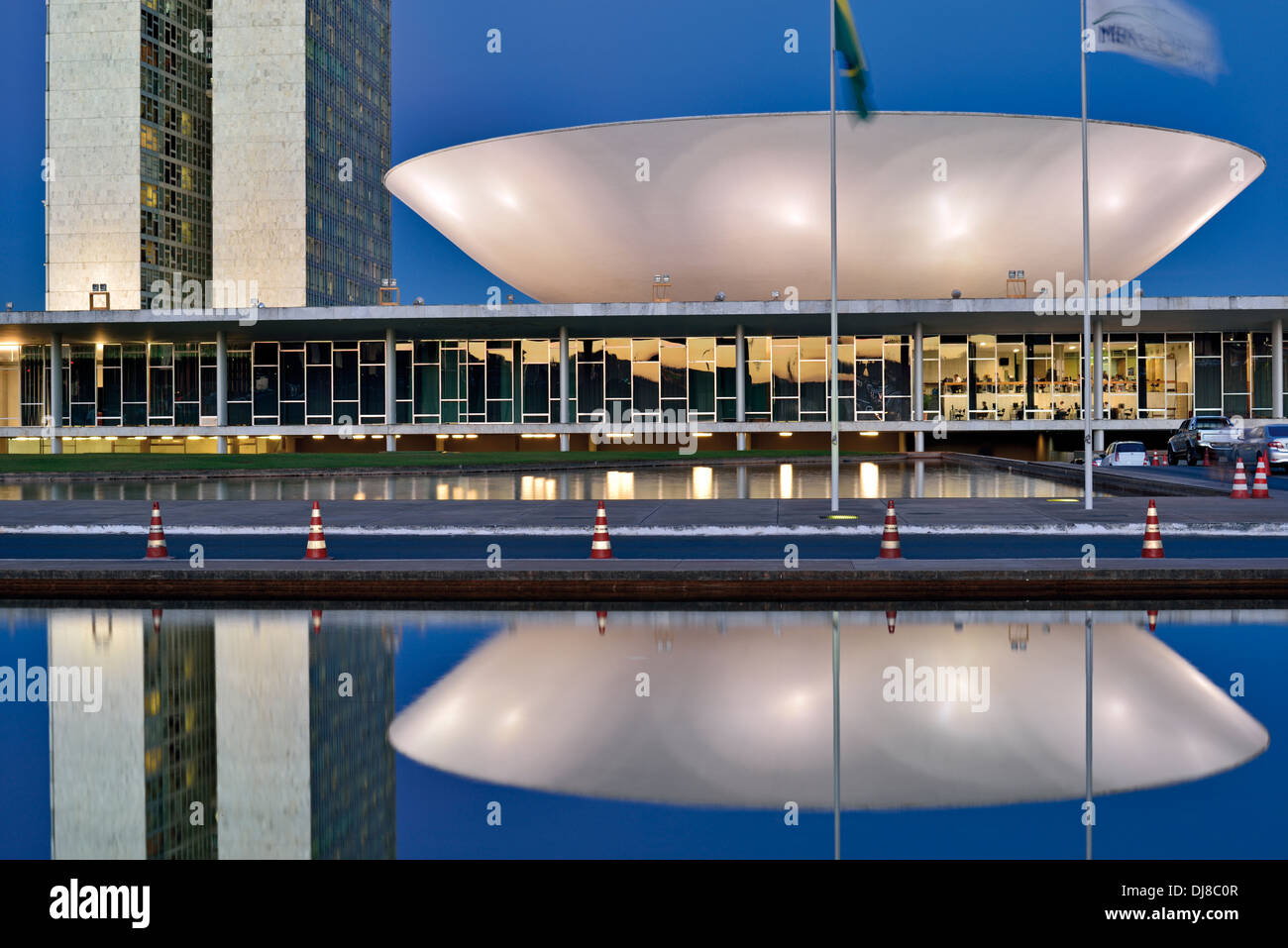 Il Brasile, Brasilia: notturna vista dettagliata del Congresso Nazionale di Oscar Niemeyer Foto Stock