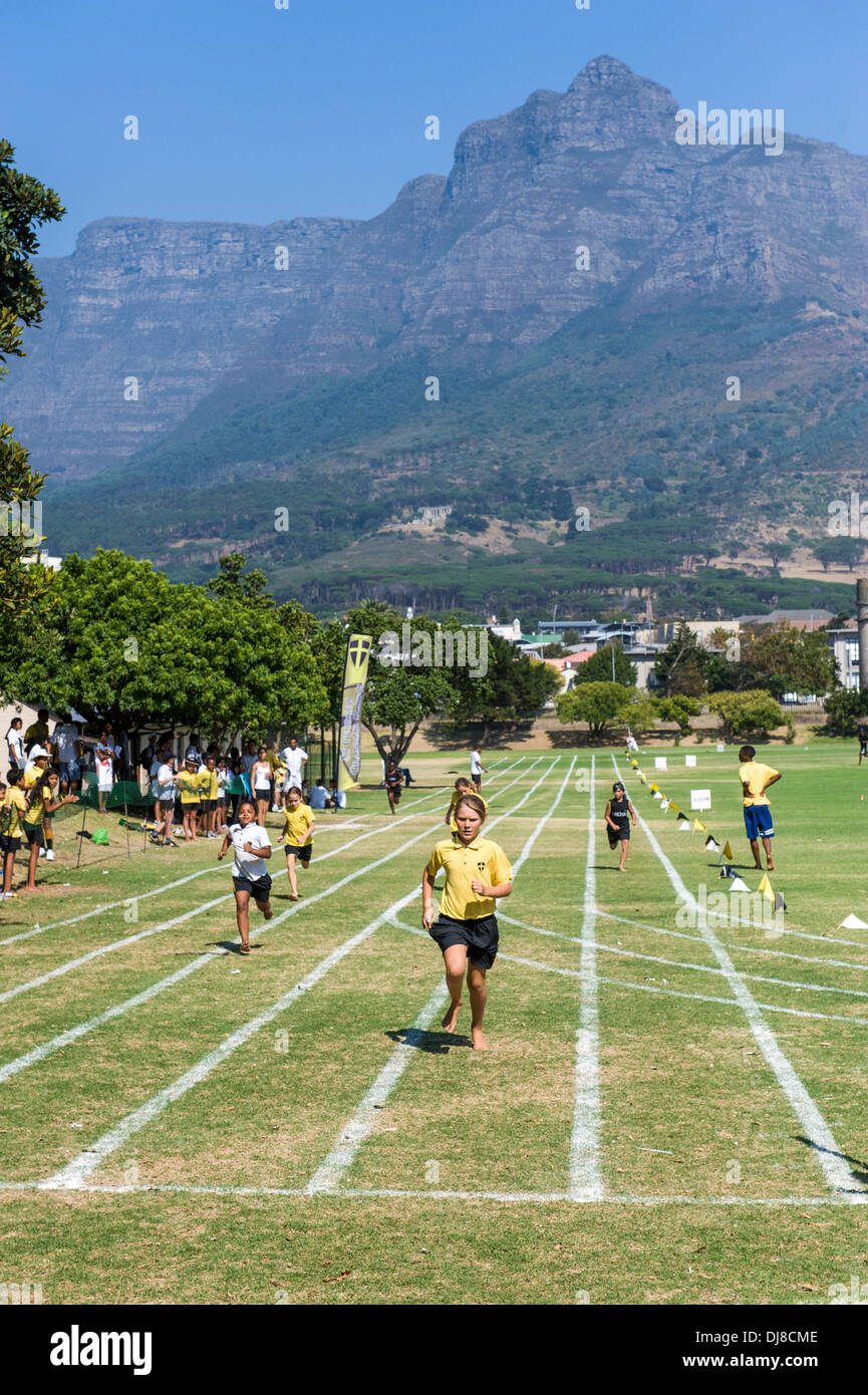 Ragazza che corre verso il traguardo di un campi giornata di sport, St Georges Scuola, Cape Town, Sud Africa Foto Stock