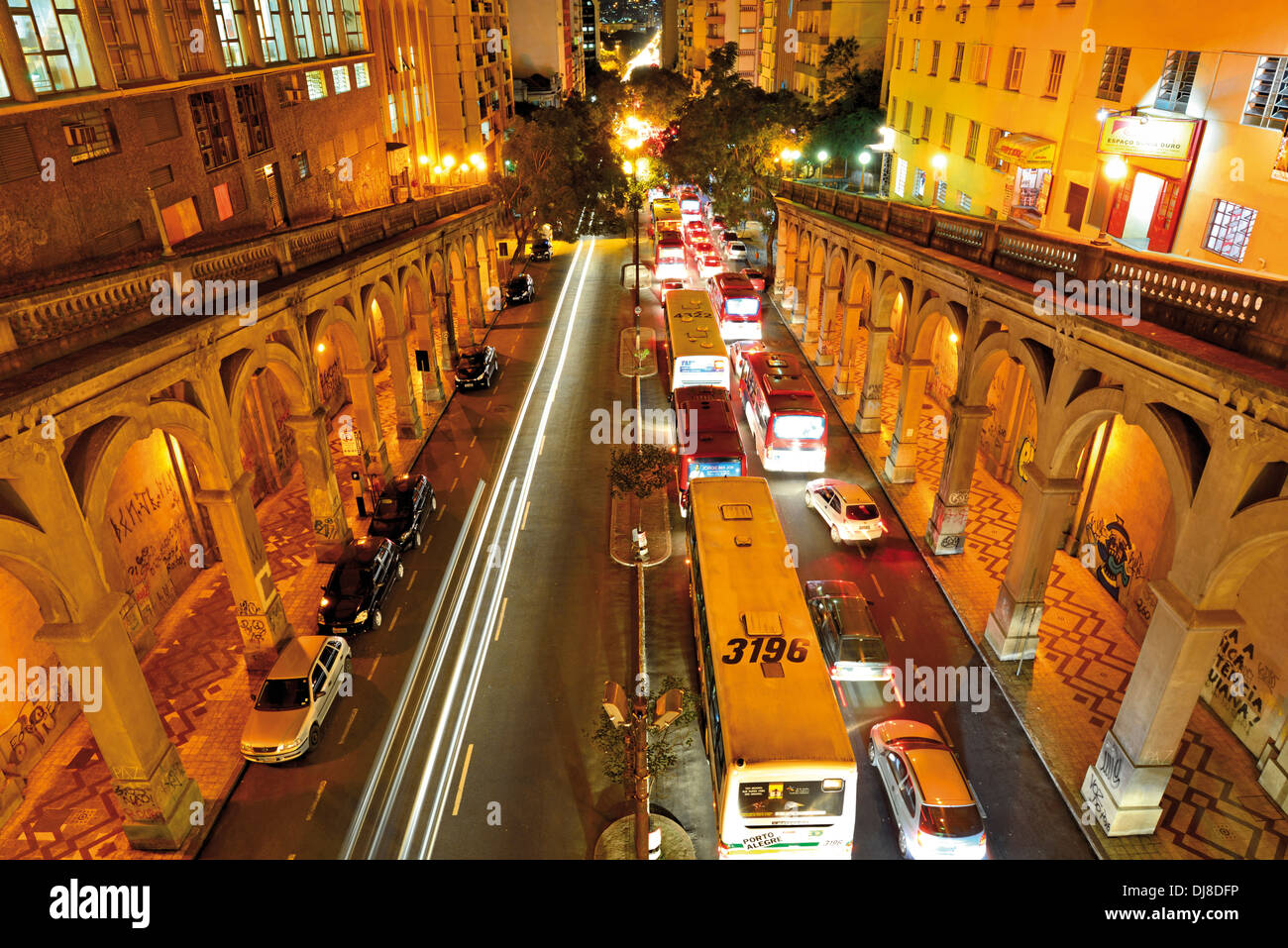 Il Brasile, Porto Alegre: Traffico di sera jam al Viaduto Borges de Medeiros Foto Stock