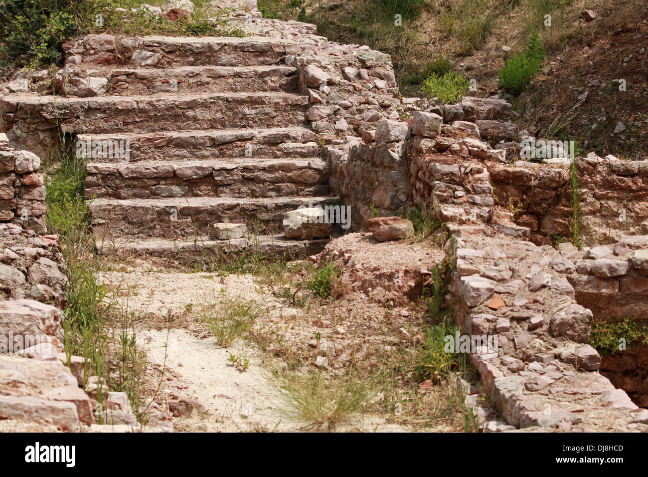 Antico frammento archeologico con scalini in pietra. Petrovac, Montenegro Foto Stock
