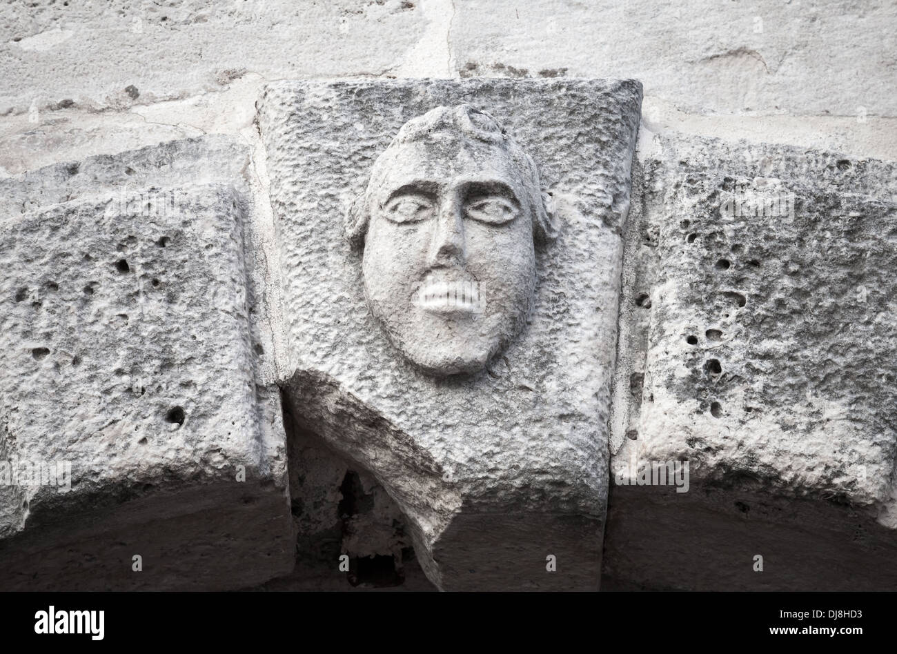 Il bassorilievo di un il volto dell'uomo sulla casa antica facciata in città Perast, Montenegro Foto Stock