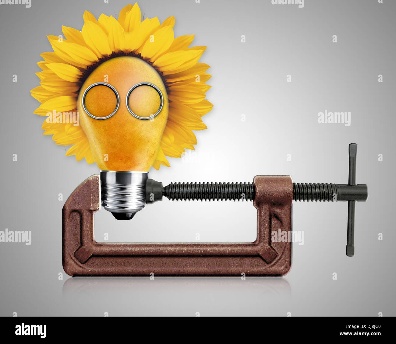 Mano in orizzontale la morsa C-Clamp e lampadina luce idea Foto Stock