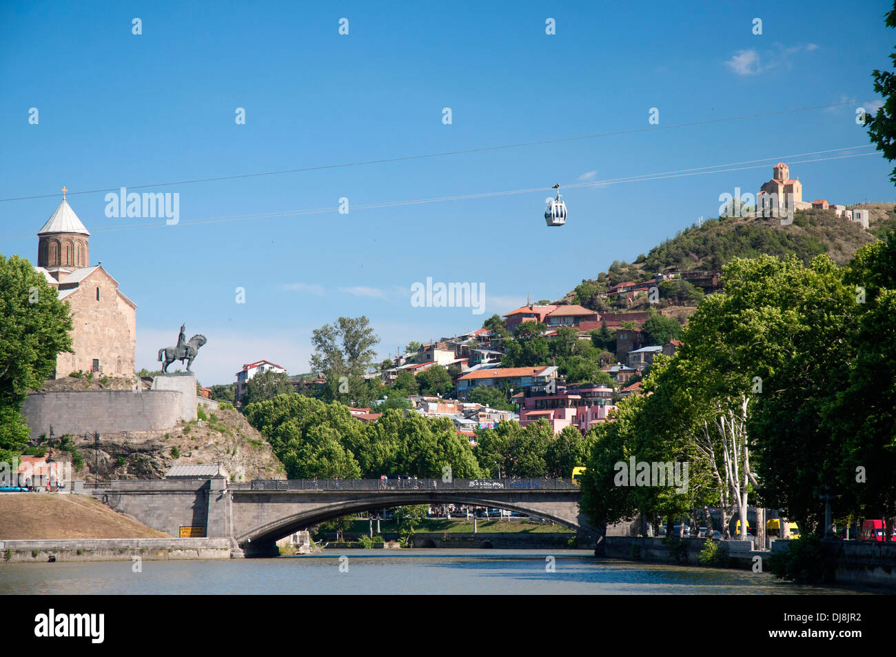 Chiesa di Metekhi, con la statua del re Vakhtang Gorgasoli, in piedi sopra il fiume Mtkvari a Tbilisi, Georgia Foto Stock