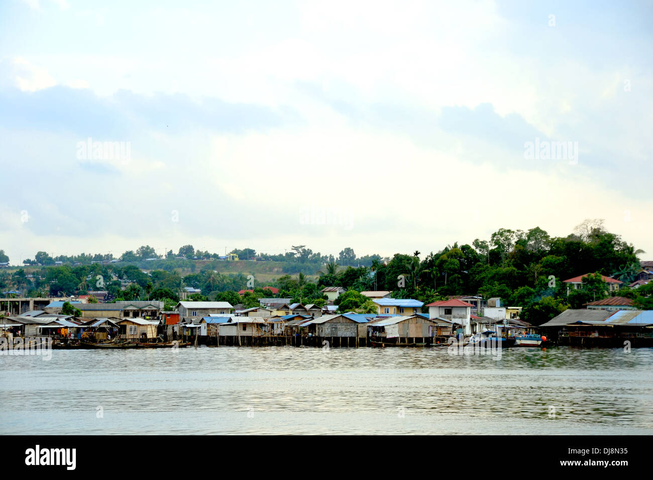 Baraccopoli villaggi al di sopra del mare di Batam, Indonesia Foto Stock