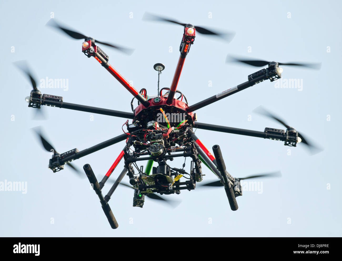 Fuerstenwalde, Germania. Xii Nov, 2013. Una telecamera drone è raffigurato al cielo in Fuerstenwalde, Germania, 12 novembre 2013. Foto: Patrick Pleul/dpa/Alamy Live News Foto Stock