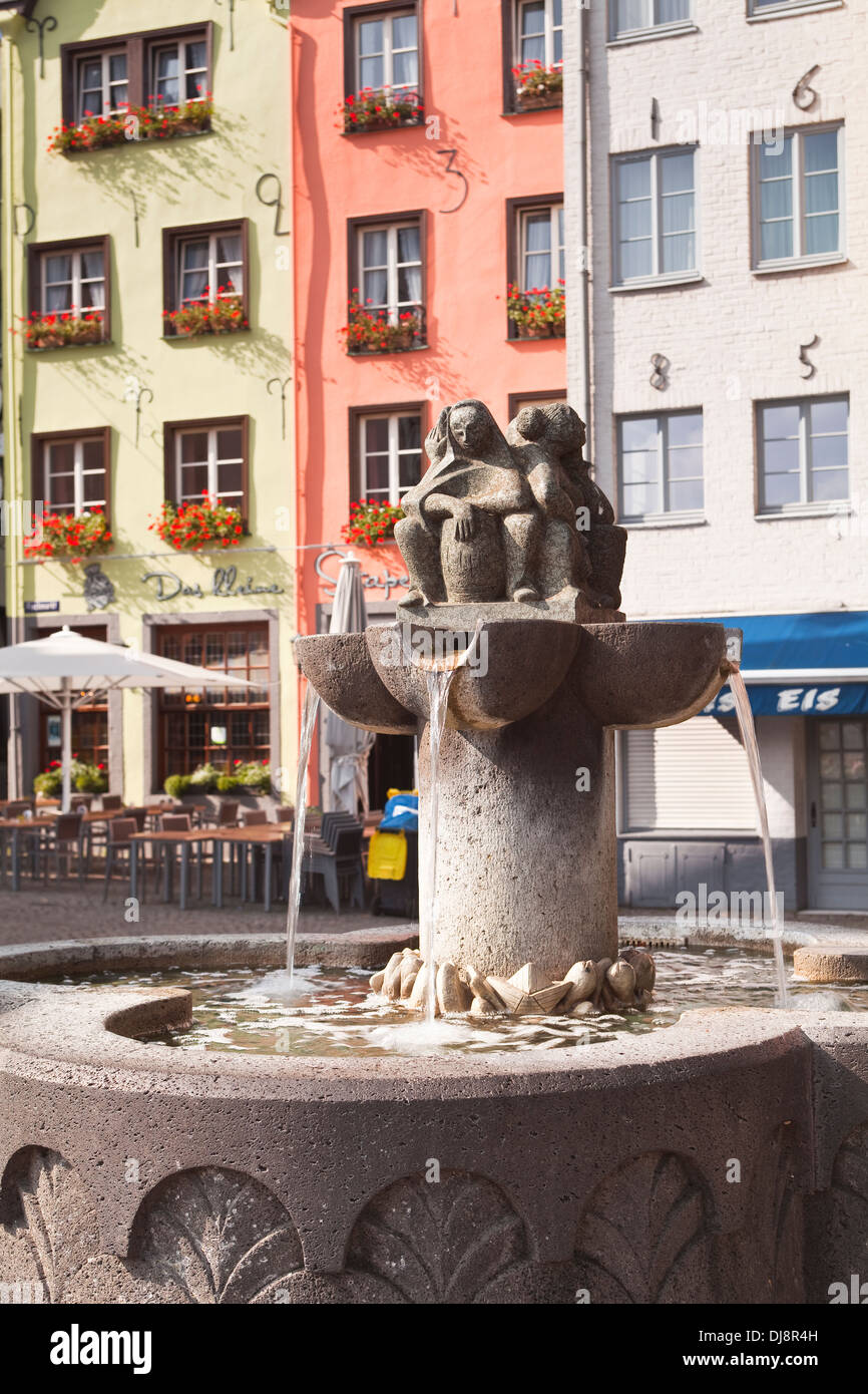 Una fontana in Fischmarkt nella parte vecchia di Colonia. Foto Stock