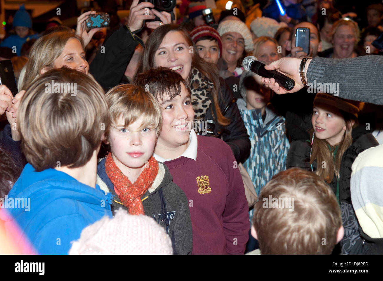 Il Mumbles le luci di Natale accendere in Newton Road - folla. Foto Stock