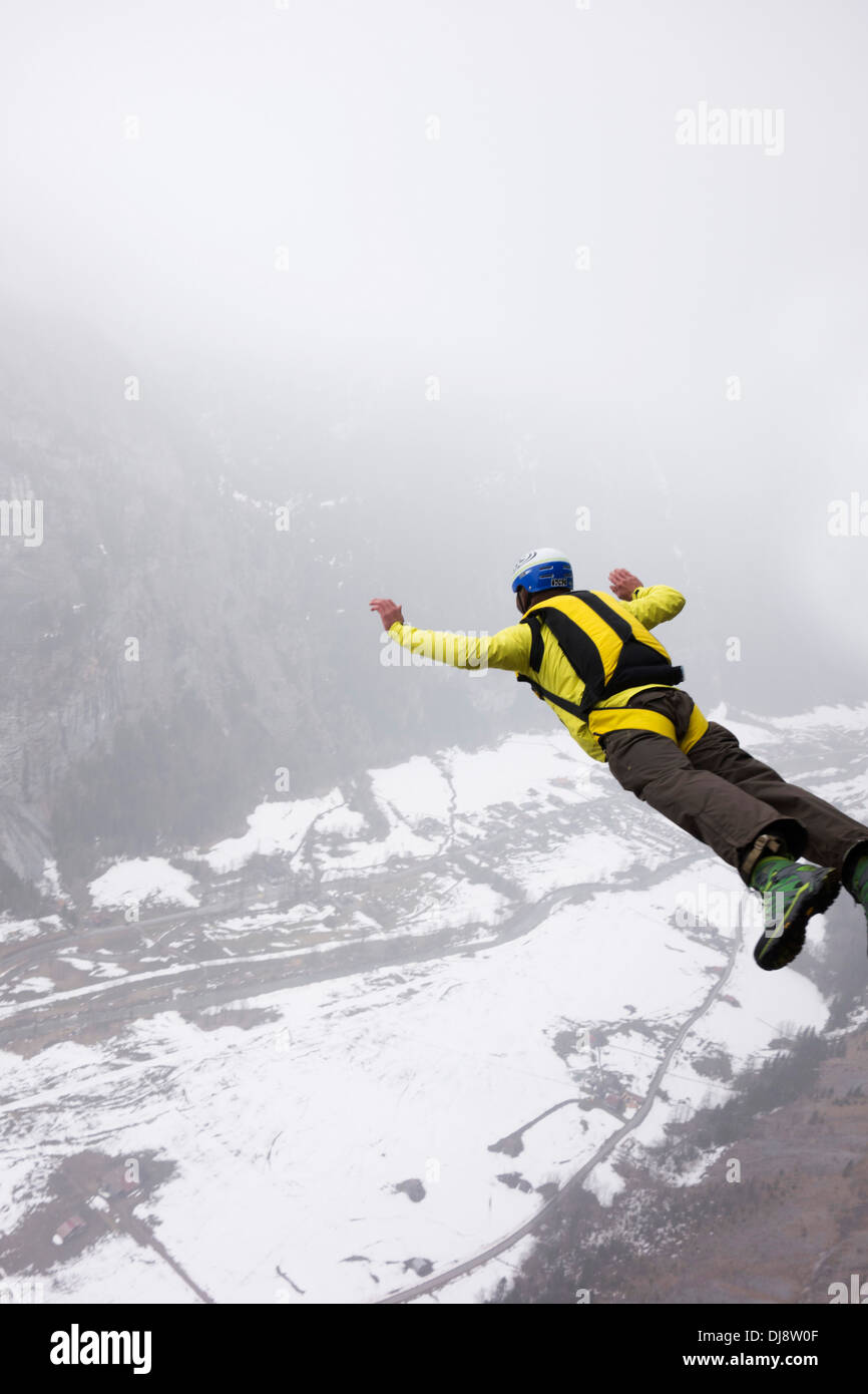 Ponticello di base sta uscendo da una rupe verso il basso nella profonda valle. In tal modo egli mantenendo le sue braccia fino a essere stabile e salvare. Foto Stock