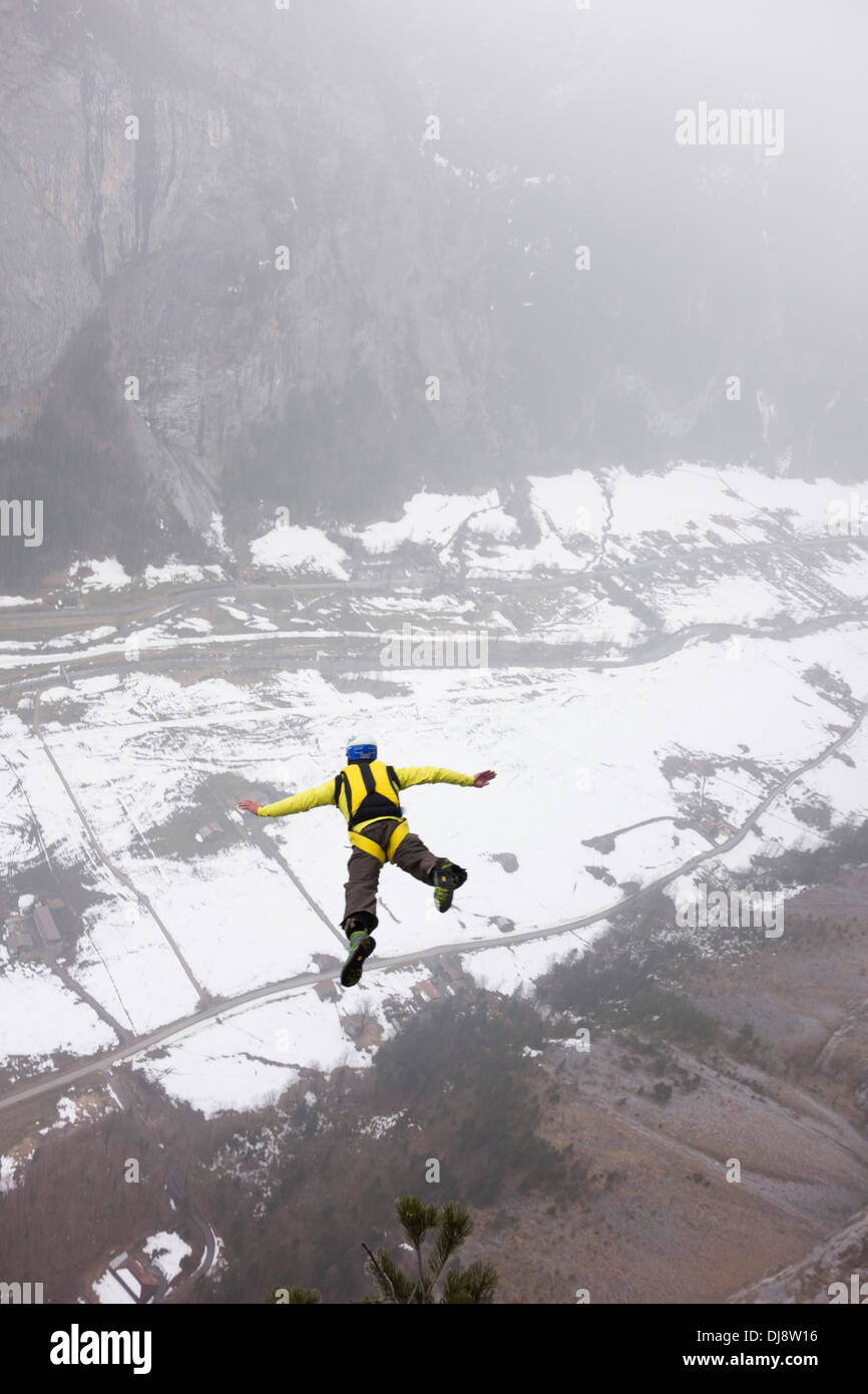 Ponticello di base sta uscendo da una rupe verso il basso nella profonda valle. In tal modo egli mantenendo le sue braccia fino a essere stabile e salvare. Foto Stock