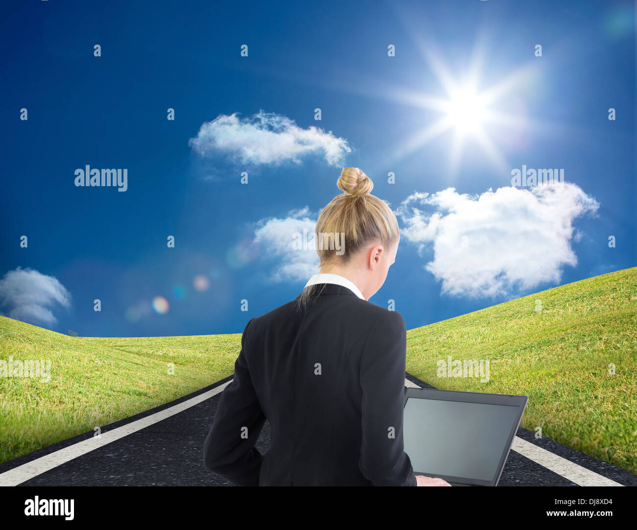 La bionda imprenditrice utilizzando laptop Foto Stock