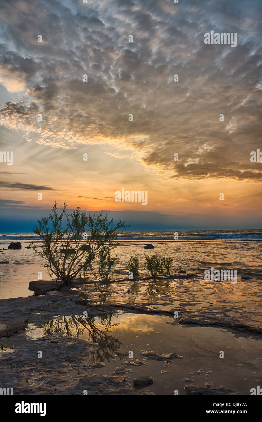 Un sunrise come visto dalla costa rocciosa di Kelleys isola nel Lago Erie. Foto Stock