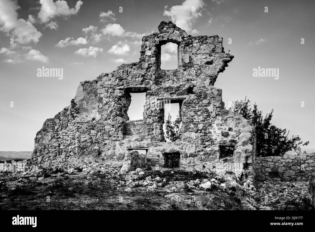 Abruzzo, Italia. Le rovine del villaggio abbandonato Foto Stock