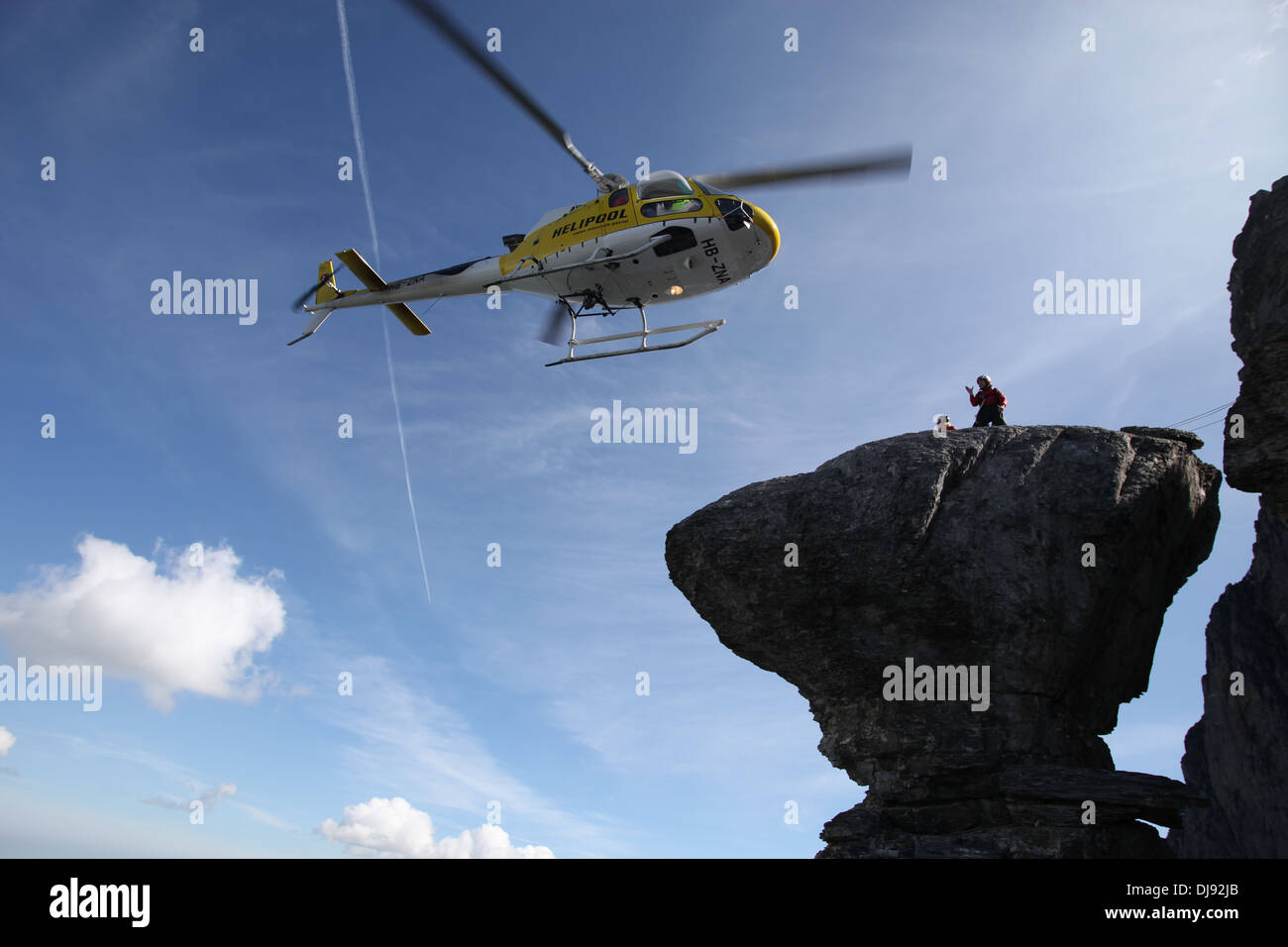 L'elicottero è in volo i ponticelli di base fino alla scogliera. Successivamente i ponticelli esce dalla roccia. Foto Stock