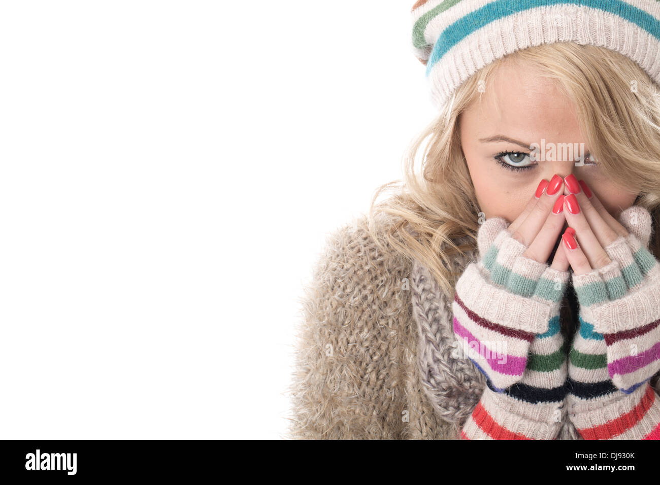 Modello rilasciato. a freddo giovane donna che indossa un wooly guanti e cappello Foto Stock