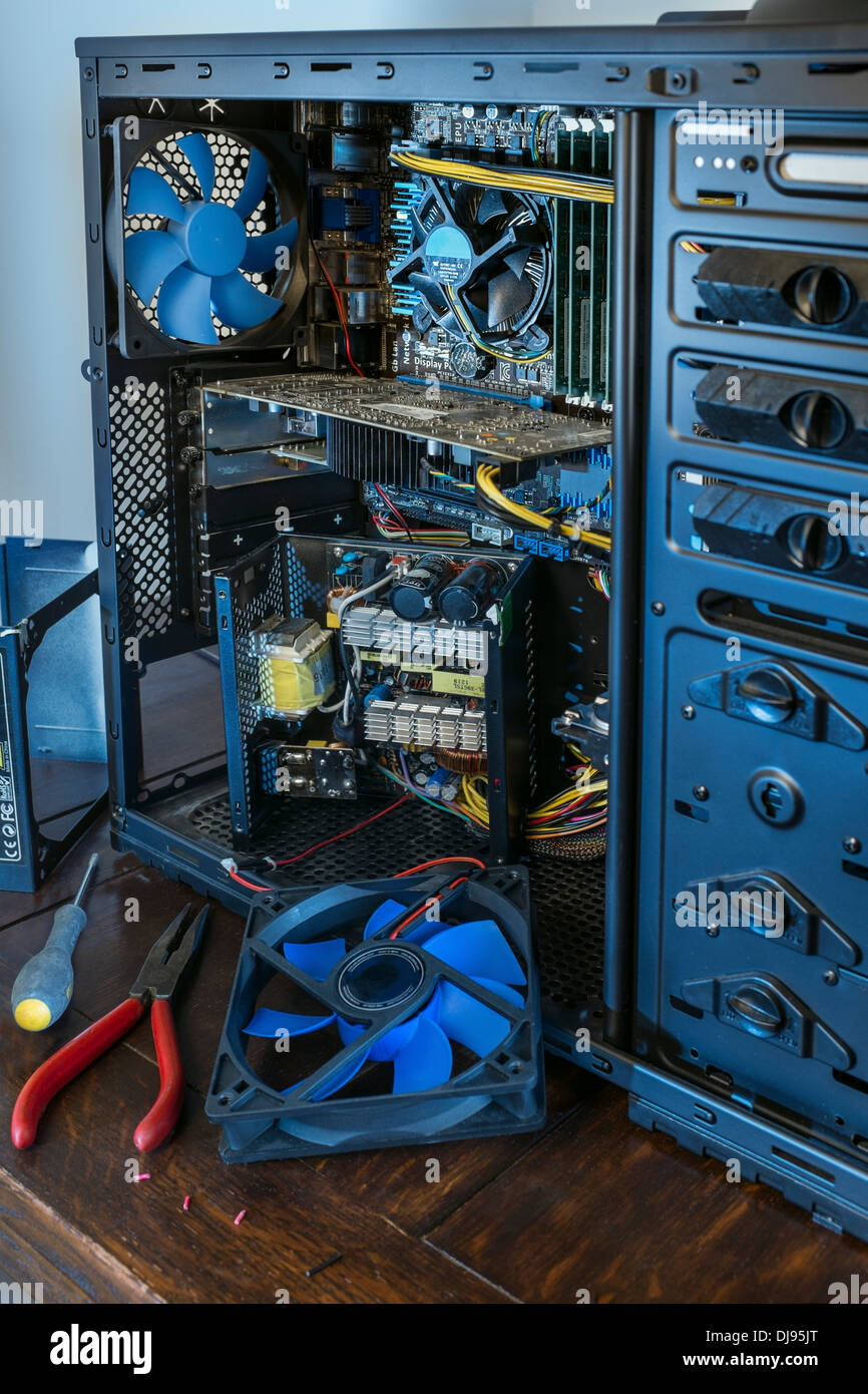 Le riparazioni all'interno di un computer desktop. Foto Stock