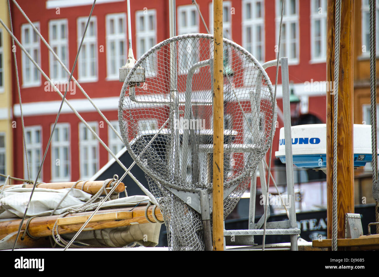 Guardando fuori sulla strada a Copenaghen da uno dei bellissimi canali. Foto Stock