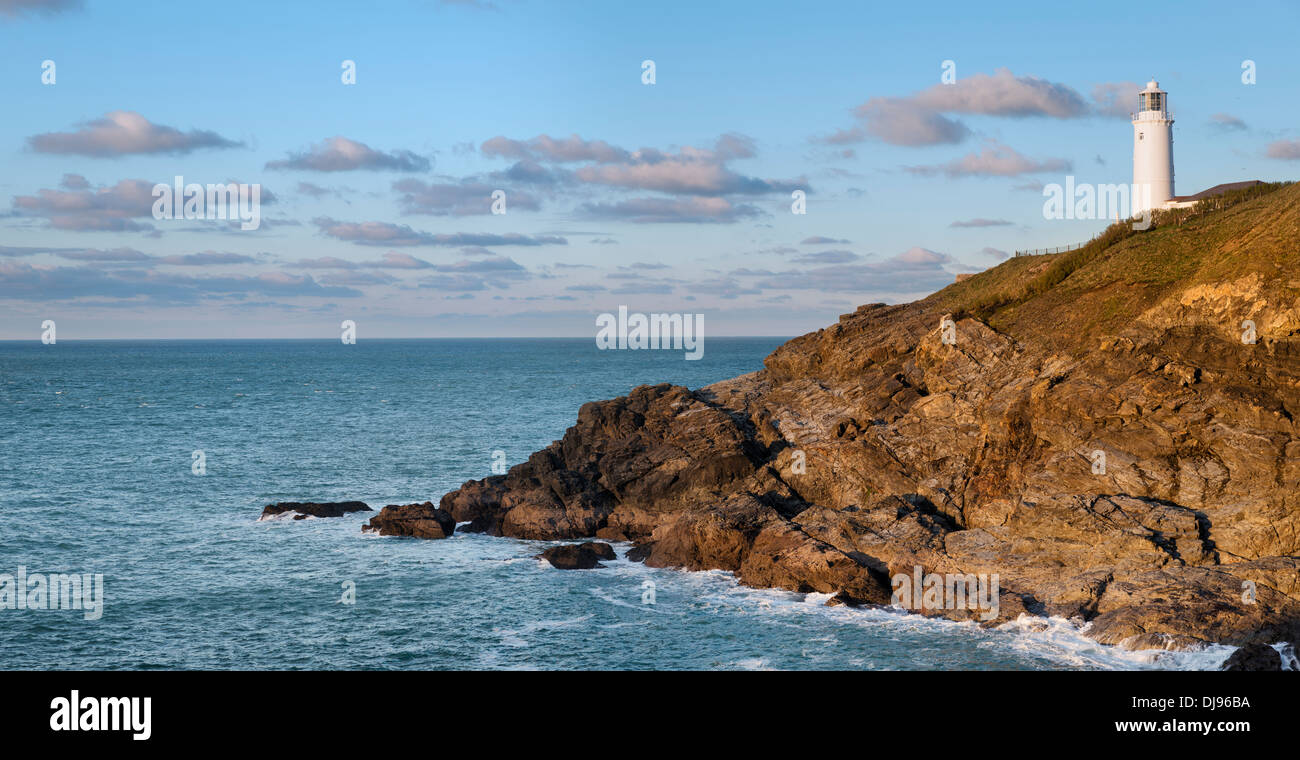 Il faro di Capo Trevose vicino a Padstow sulla costa nord della Cornovaglia Foto Stock