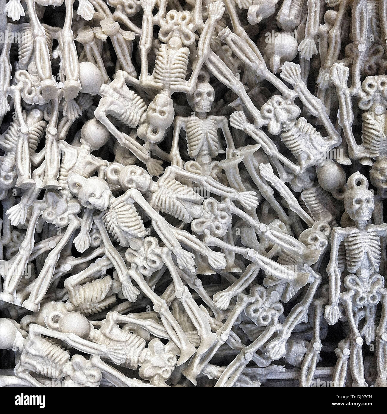 Pila di scheletro di plastica nelle figure - Immagine stock catturata con smartphone