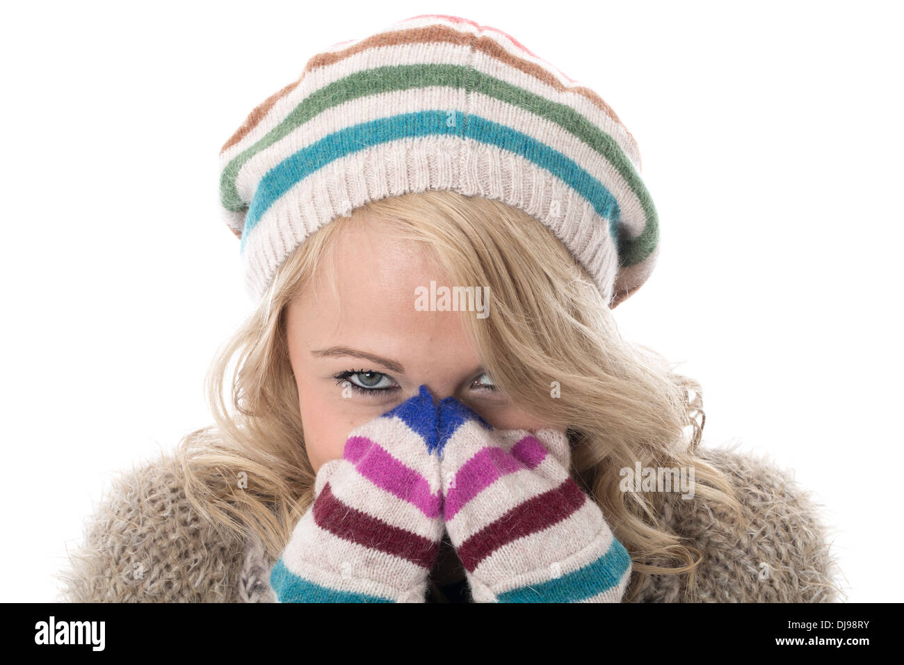 Modello rilasciato. a freddo giovane donna che indossa un wooly guanti e cappello Foto Stock