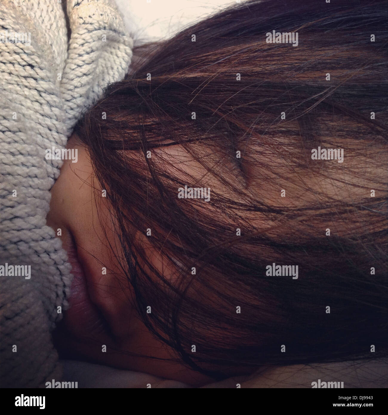 Close up della donna che dorme - Immagine stock catturata con smartphone