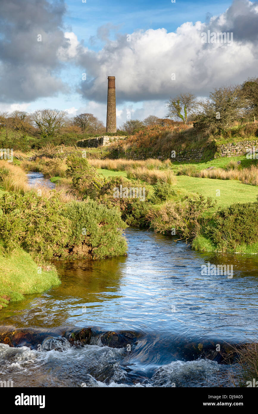 I ruderi di una vecchia miniera di stagno accanto a un flusso di stagnatura vicino a St Breward su Bodmin Moor in Cornovaglia Foto Stock