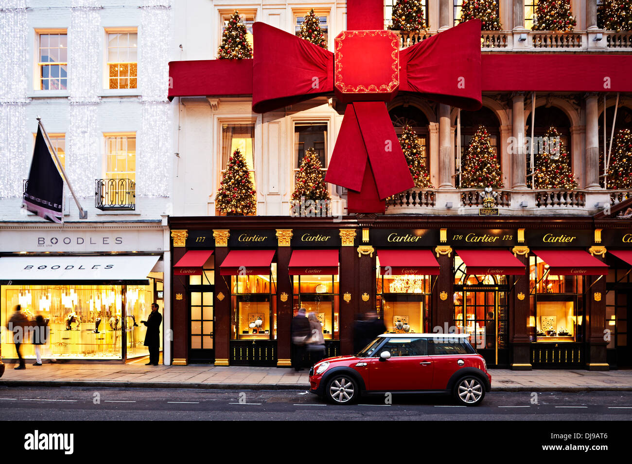 Red mini parcheggiata su Old Bond Street, Londra, Inghilterra, Regno Unito, Natale, Shopping, scena invernale, Foto Stock