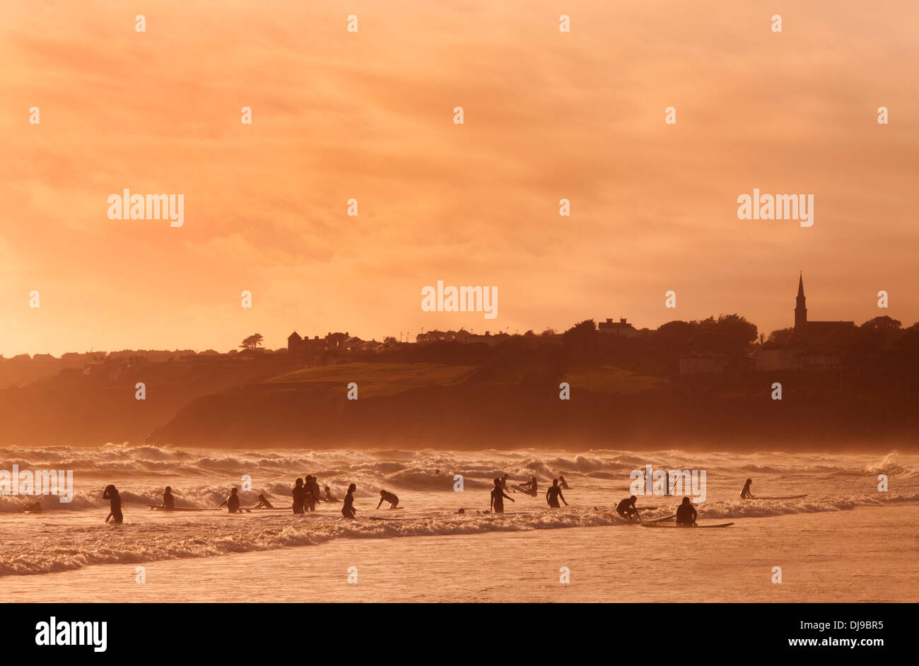 Surfisti in Tramore Bay, nella contea di Waterford, Irlanda Foto Stock