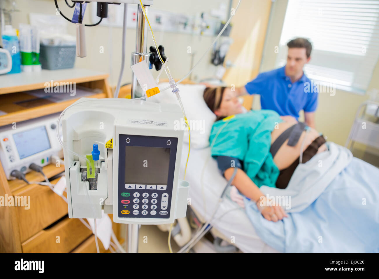 IV e attrezzature epidurale sul reparto di maternità Foto Stock