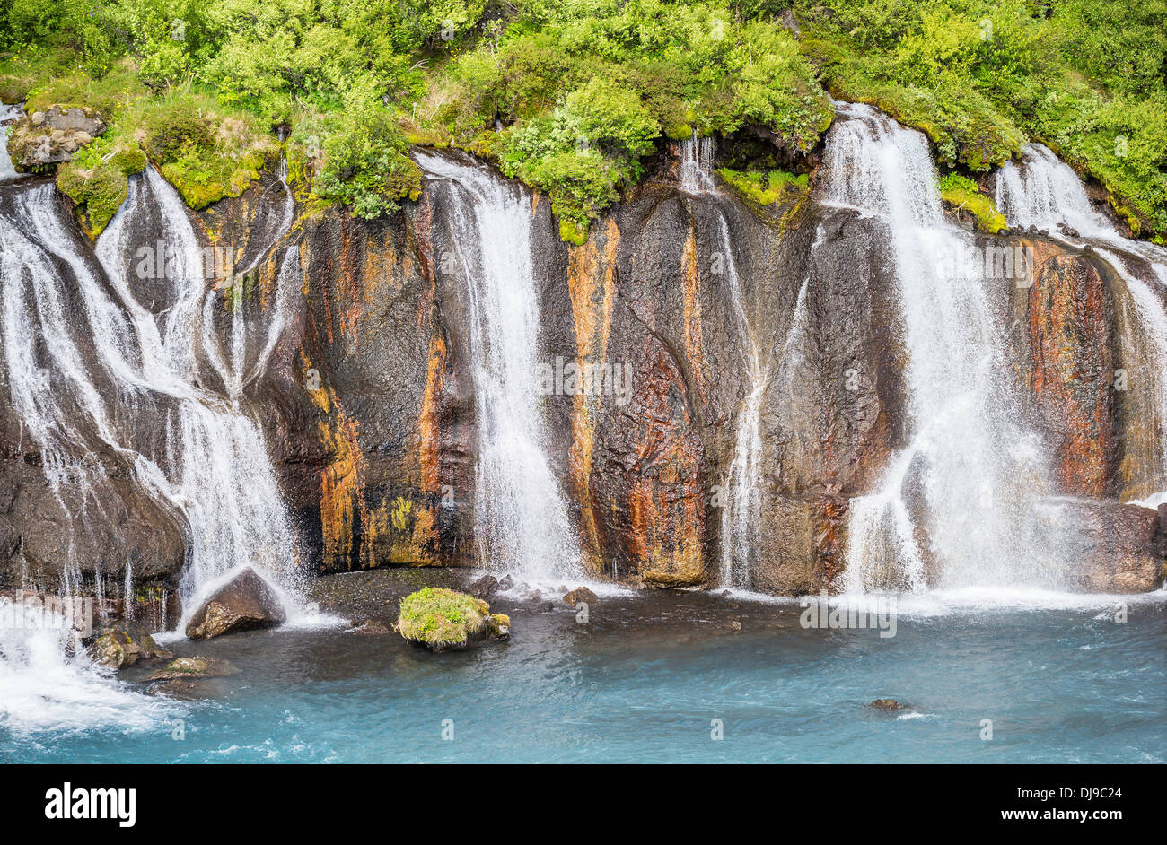 Hraunfossar cascata che scorre nel fiume Hvita, Borgarfjordur, Islanda Foto Stock