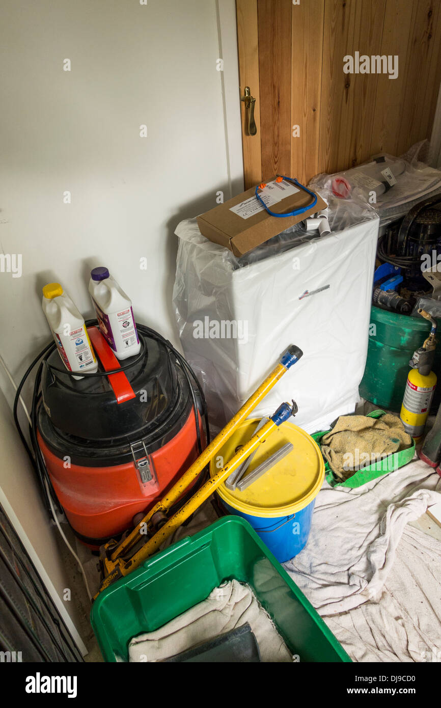 Worcester Bosch combi condensazione caldaia per il riscaldamento domestico a sinistra sul pavimento prima dell'installazione, REGNO UNITO Foto Stock