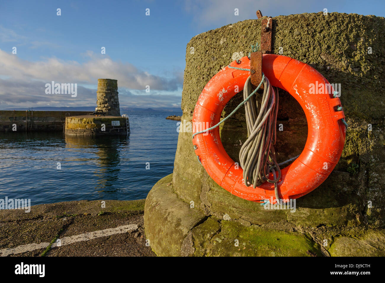 Lifebelt e corda all'ingresso Dunure Harbour, Firth of Clyde, Ayrshire, in Scozia, Regno Unito, Gran Bretagna Foto Stock