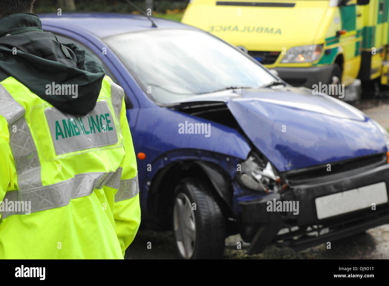 Paramedic sulla scena di un traffico stradale collisione Foto Stock