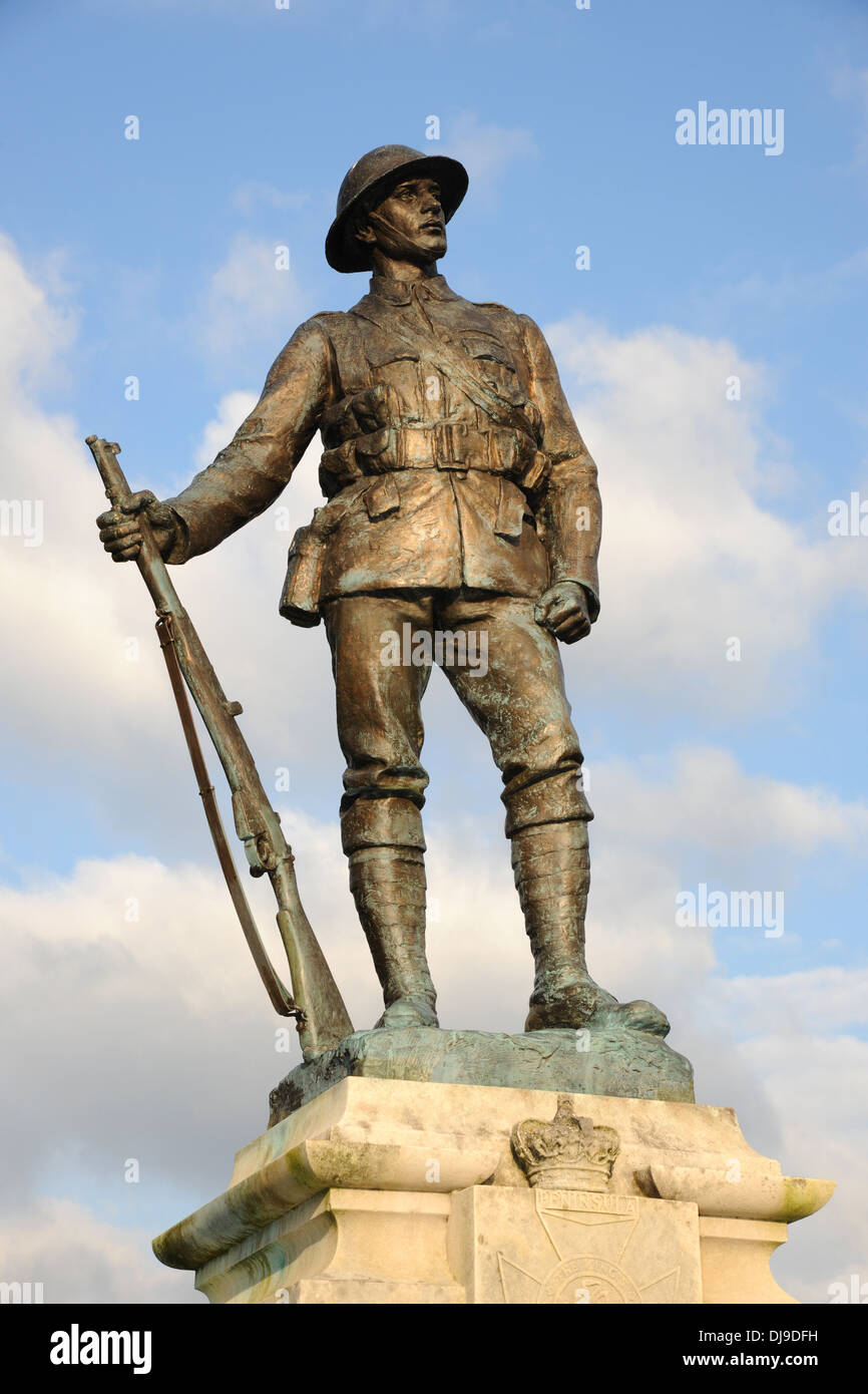 Un soldato di bronzo si erge come un memoriale ai caduti della Grande Guerra. WW1 Foto Stock