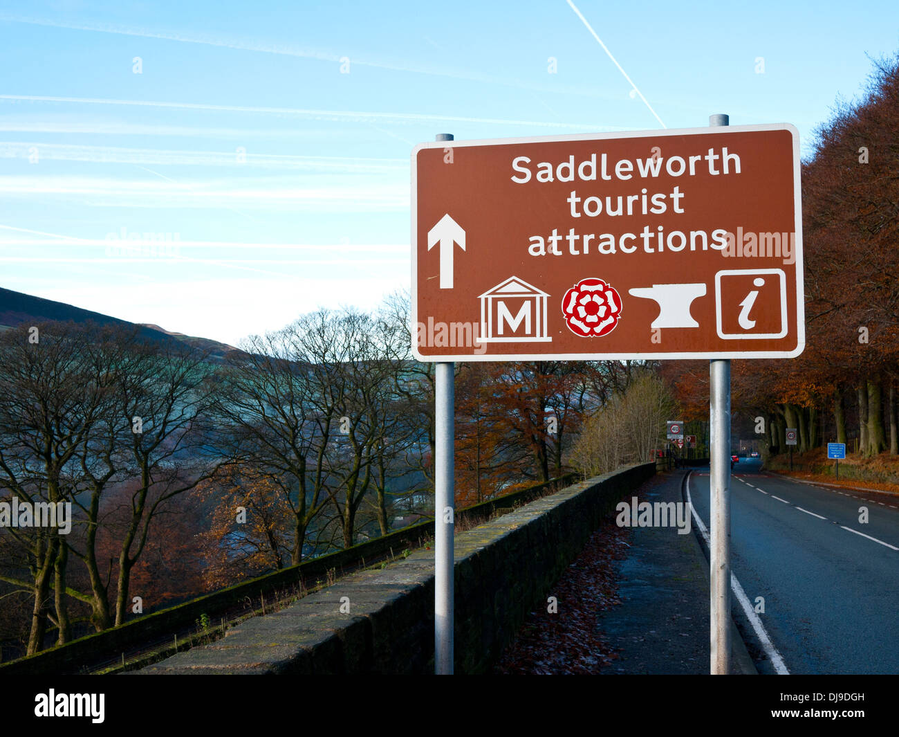 Saddleworth Informazioni Turistiche segno su Leeds Road, Greenfield, Greater Manchester, UK. Foto Stock