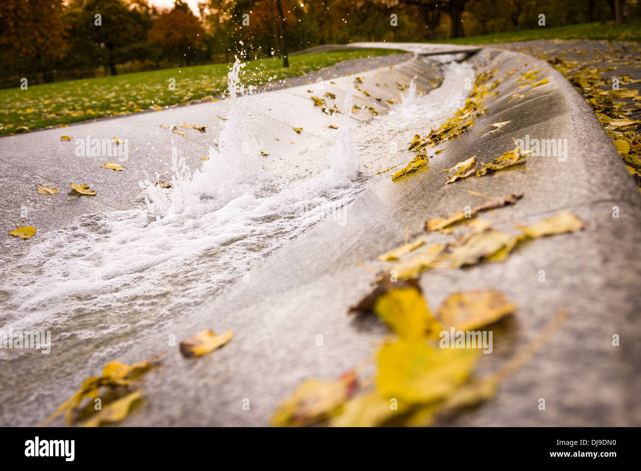 Il Diana, principessa di Galles Memorial Fontana, in Hyde Park a un inizio di novembre mattina. Foto Stock