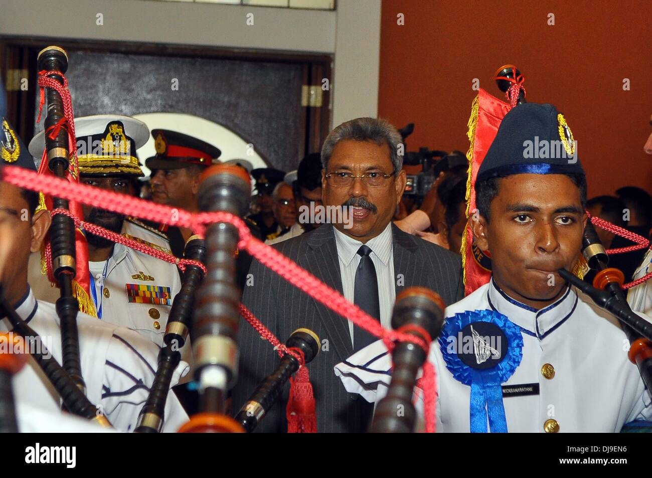 GALLE (SRI LANKA), nov. 25, 2013 (Xinhua) -- Sri Lanka il Segretario alla difesa Gotabaya Rajapaksa (C) arriva in corrispondenza della finestra di dialogo Galle conferenza marittima in Sri Lanka sud della città portuale di Galle, su nov. 25, 2013. (Xinhua/Gayan Sameera) Credito: Xinhua/Alamy Live News Foto Stock