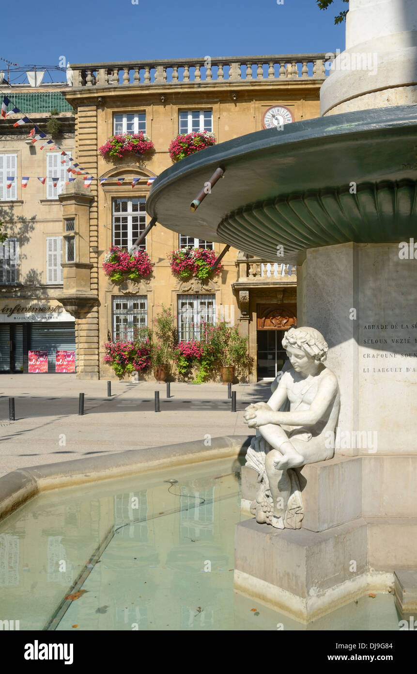 Municipio E Fontana Di Craponne Sul Cours Victor Hugo Salon De Provence O Salon-De-Provence Provence Provence Francia Foto Stock