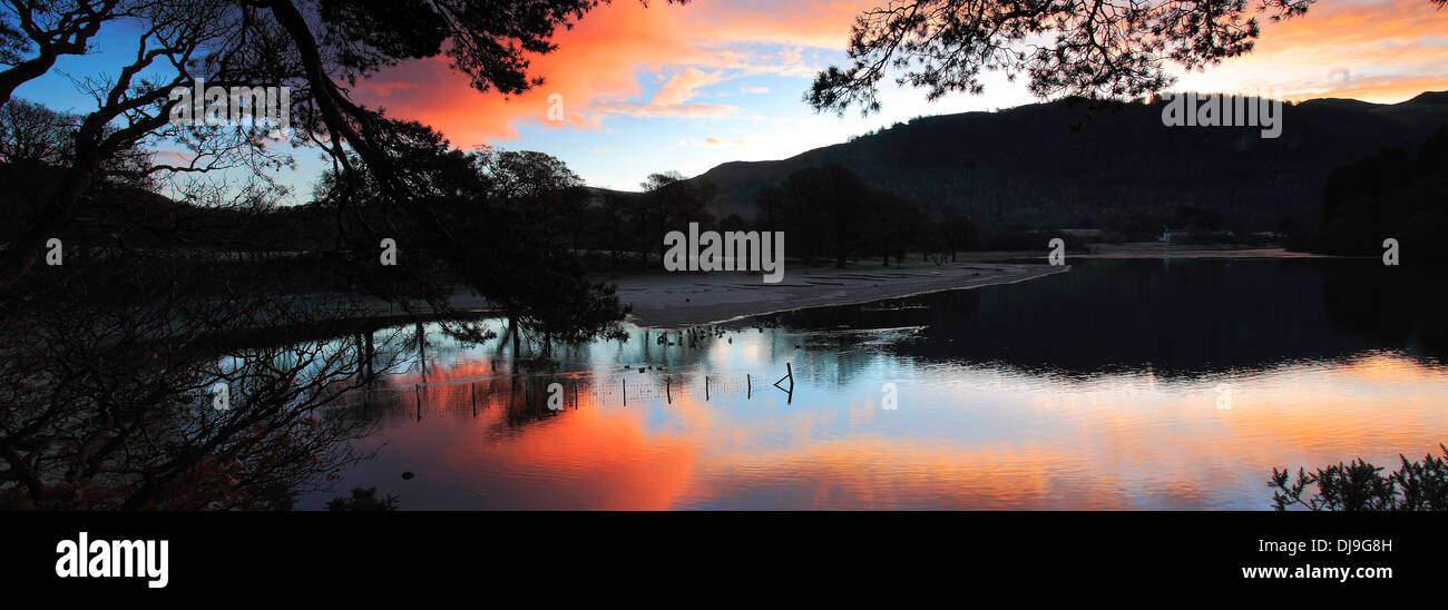 Alba Alba frati roccioso su Derwentwater vicino alla città di Keswick, Parco Nazionale del Distretto dei Laghi, Cumbria, England, Regno Unito Foto Stock