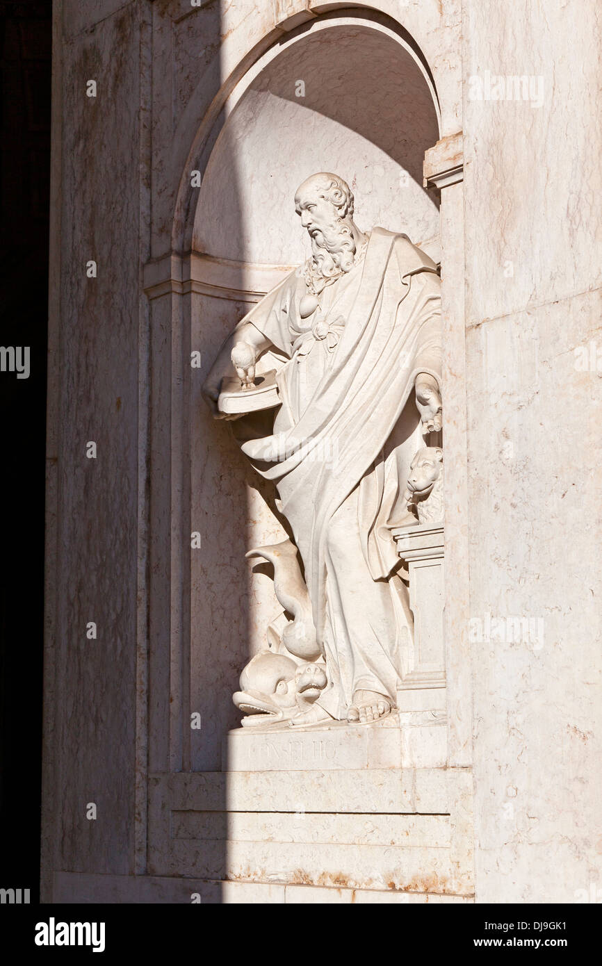 Una delle statue (che rappresentano la consulenza) nella facciata di Ajuda Palazzo Nazionale. Lisbona, Portogallo. Palazzo neoclassico. Foto Stock