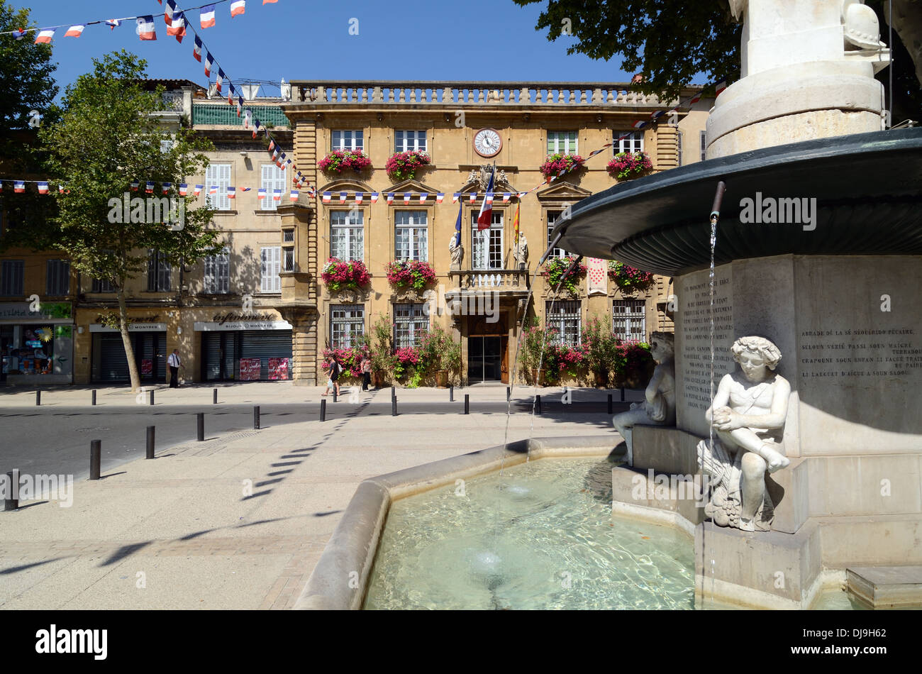 Municipio & Dettaglio della Fontana di Craponne nella Città Vecchia sul Cours Victor Hugo Salon de Provence o Salon-de-Provence Provence Provence Francia Foto Stock