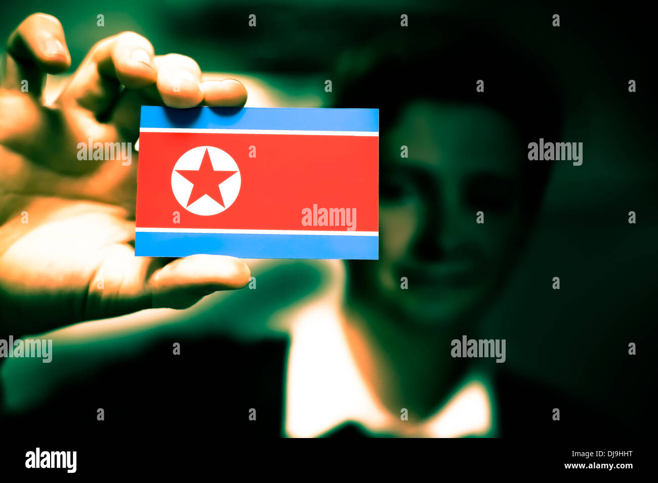 Imprenditore è in possesso di un biglietto da visita, la bandiera della Corea del Nord Foto Stock