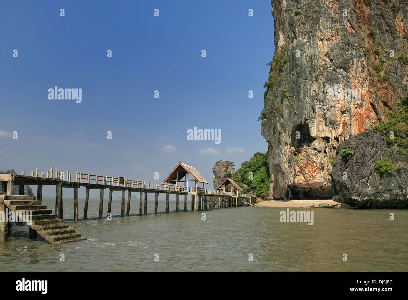 Il Jetty sull isola di Khao Antonello Kan a Phang Nga Bay in Thailandia con James Bond Island (Ko Tapu) in background Foto Stock