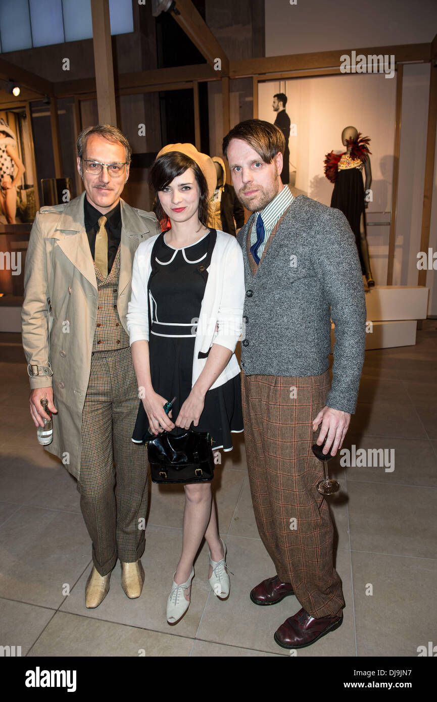 Nora Tschirne e ospite al cocktail per l'apertura della mostra fotografica "designer per domani - Approfondimenti e prospettive" in Peek & Cloppenburg Weltstadthaus. Berlino, Germania - 03.05.2012 Foto Stock