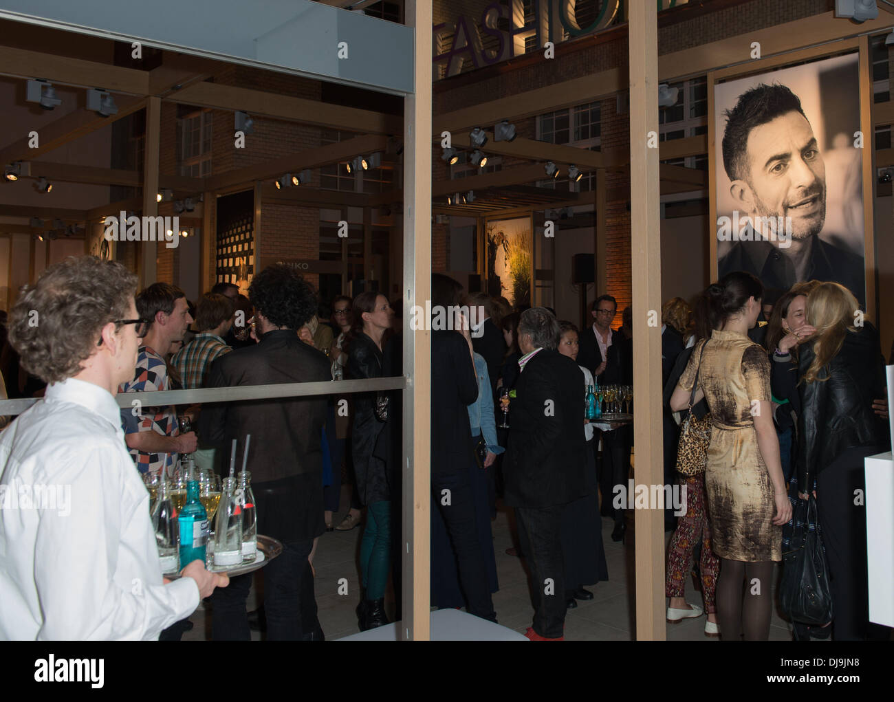 Atmosfera al cocktail per l'apertura della mostra fotografica "designer per domani - Approfondimenti e prospettive" in Peek & Cloppenburg Weltstadthaus. Berlino, Germania - 03.05.2012 Foto Stock
