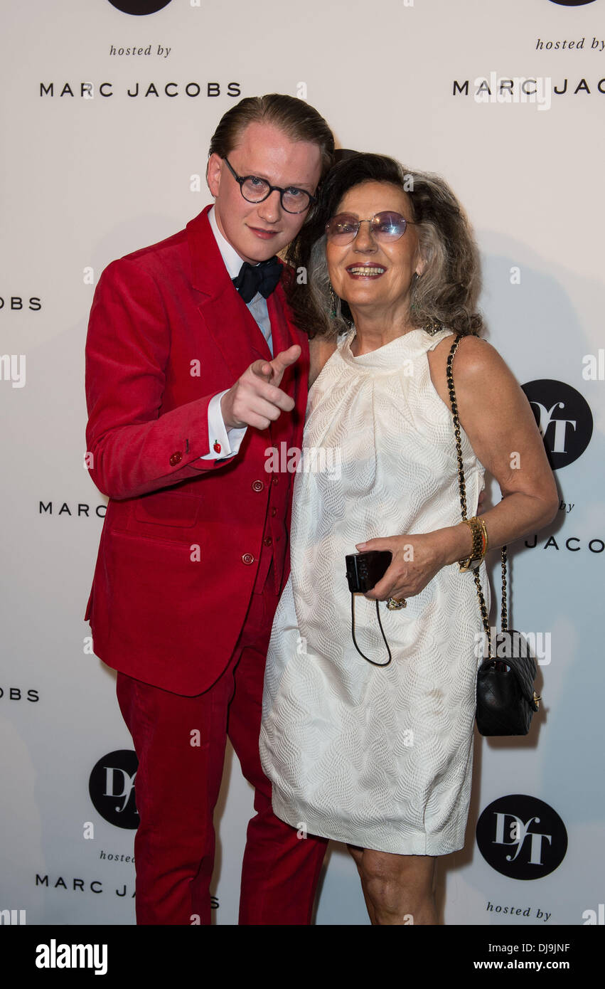 Atmosfera al cocktail per l'apertura della mostra fotografica "designer per domani - Approfondimenti e prospettive" in Peek & Cloppenburg Weltstadthaus. Berlino, Germania - 03.05.2012 Foto Stock