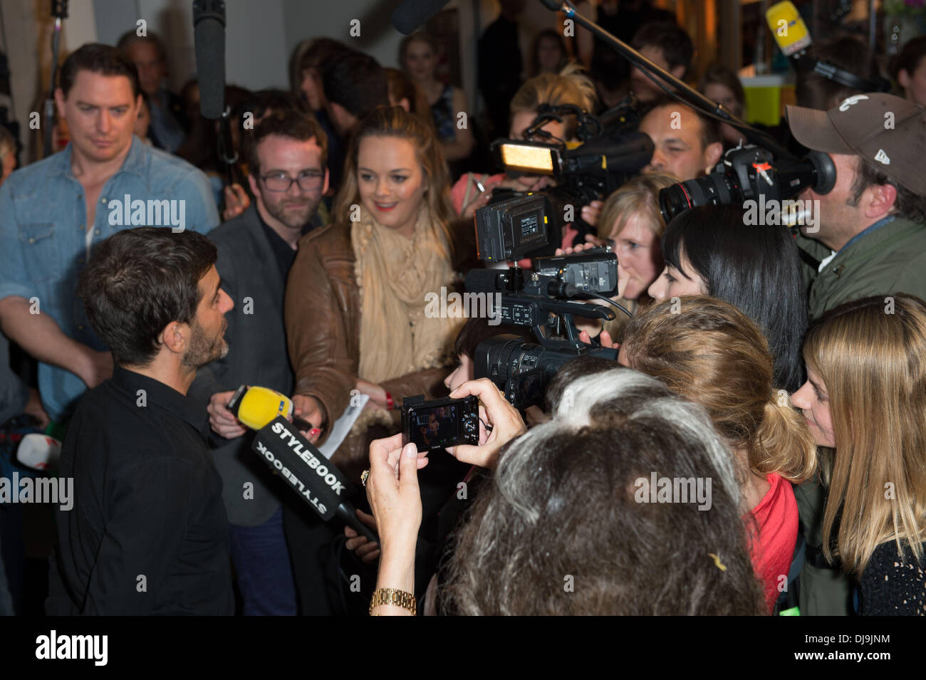 Marc Jacobs e atmosfera al cocktail per l'apertura della mostra fotografica "designer per domani - Approfondimenti e prospettive" in Peek & Cloppenburg Weltstadthaus. Berlino, Germania - 03.05.2012 Foto Stock
