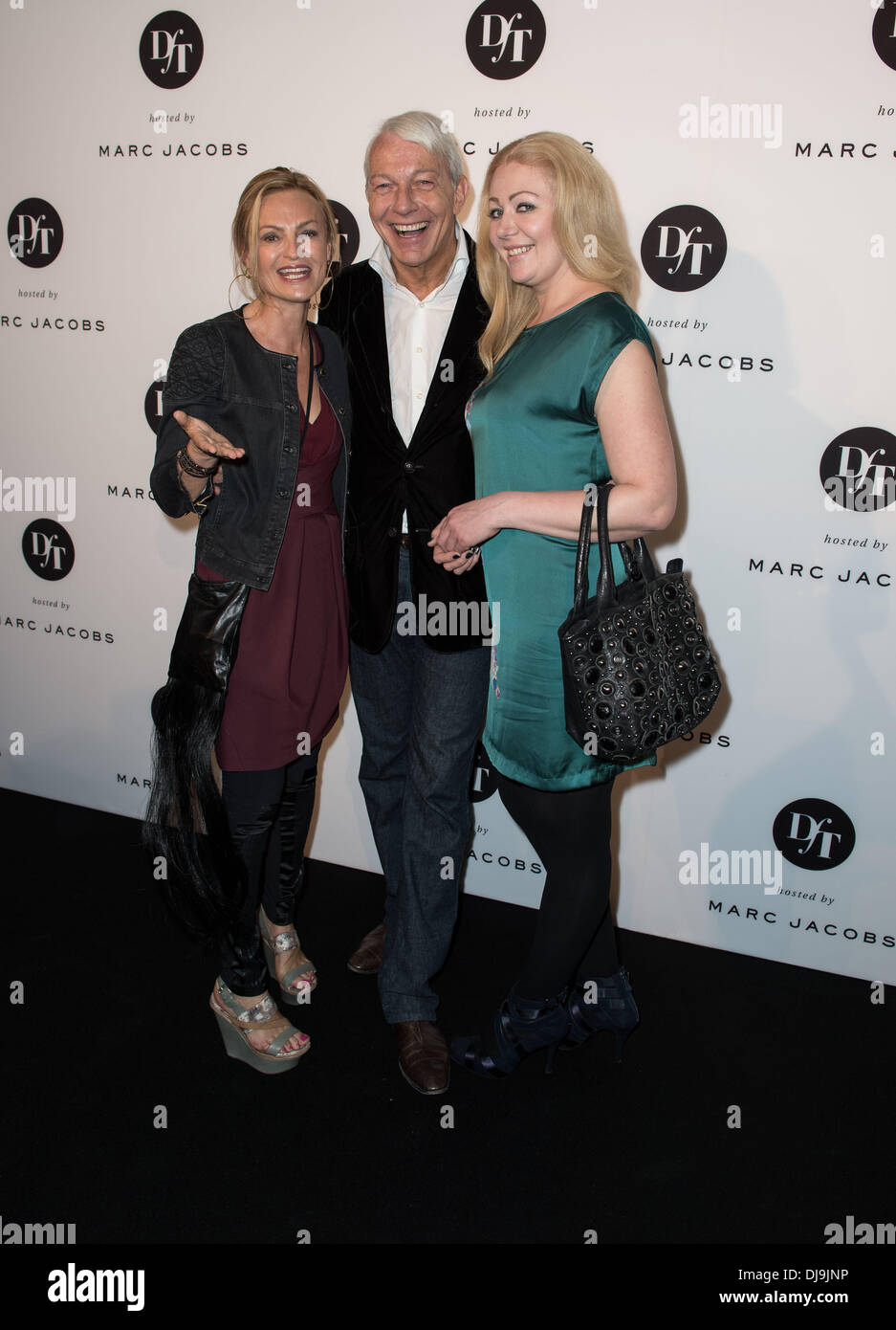 Atmosfera al cocktail per l'apertura della mostra fotografica "designer per domani - Approfondimenti e prospettive" in Peek & Cloppenburg Weltstadthaus. Berlino, Germania - 03.05.2012 Foto Stock